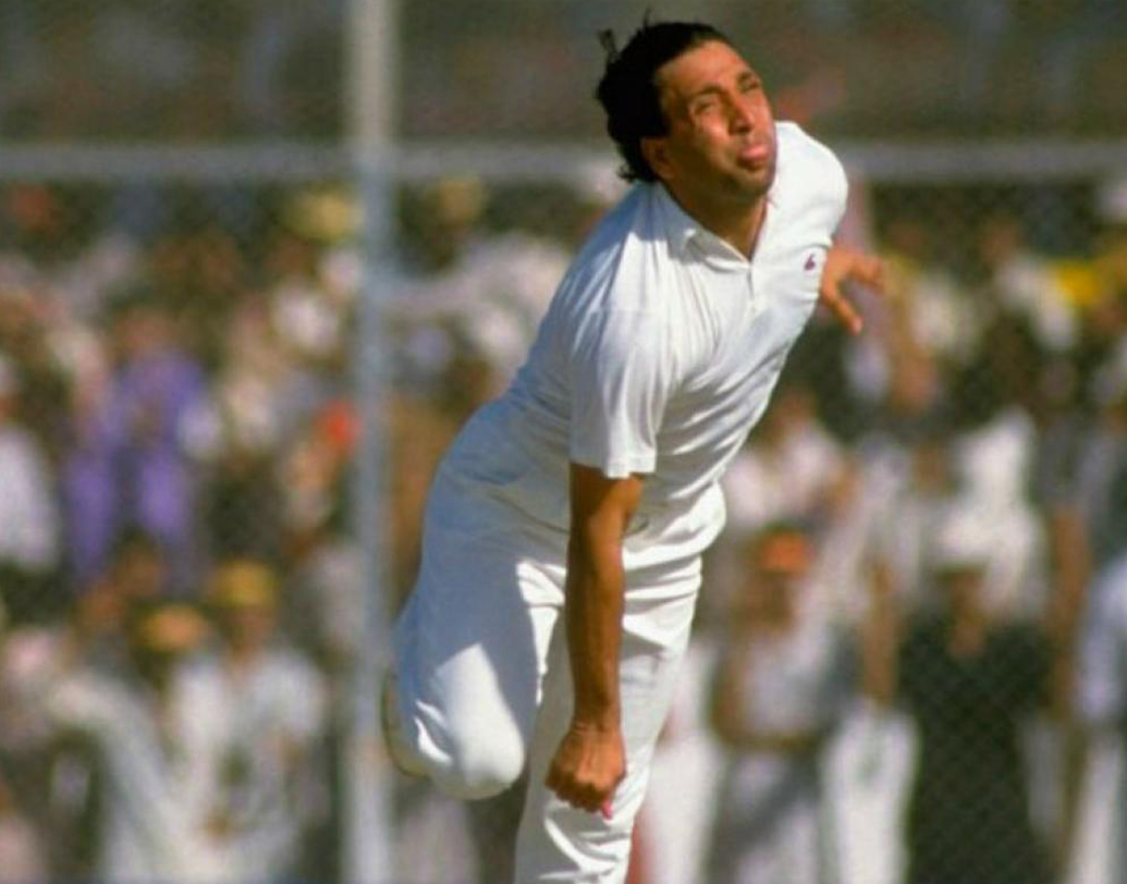 কাদিরের আরও এক ক্ষমতা তাঁকে আলাদা করে দেয় বাকি বোলারদের থেকে। তিনি এক ওভারের ছ’টি বল ছয় রকম ভাবে করতে পারতেন। যার মধ্যে গুগলি করতেন দুই রকমের। পাকিস্তানের অধিনায়ক ছিলেন পাঁচটি টেস্টে। যদিও সেই স্মৃতি সুখের ছিল না। পাঁচটির মধ্যে চারটি টেস্টেই হেরে যায় পাকিস্তান।