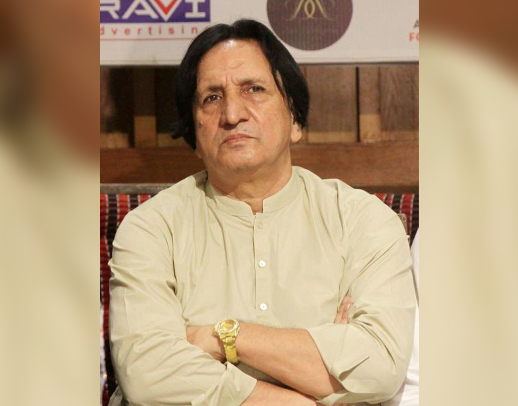 খেলোয়াড় হিসেবে বিতর্কে না জড়ালেও ২০০৪ সালে ধারাভাষ্য দেওয়ার সময় সৃষ্টি হয় বিতর্ক। পাকিস্তান টেলিভিশন (পিটিভি)-এর হয়ে ধারাভাষ্য দেওয়ার সময় তিনি বলেন, “আমরা সবাই জানি সব পাকিস্তানি পেসার বল বিকৃত করে।” তাঁর এই বক্তব্য বিতর্ক সৃষ্টি করে। তাঁর সঙ্গে চুক্তি বাতিল করে দেয় সেই টিভি চ্যানেল।