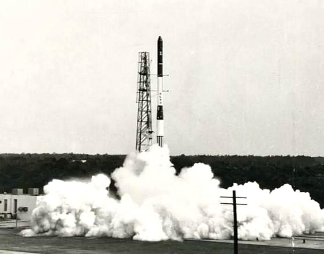 জুলাই ১৮, ১৯৮০: ভারতের প্রথম দেশীয় প্রযুক্তিতে তৈরি স্যাটেলাইট লঞ্চ ভেহিকল এসএলভি-৩। এই এসএলভি-৩ চেপেই পৃথিবীর কক্ষপথে পাড়ি দিয়েছিল রোহিনী। রোহিনী মূলত ইসরোর পরীক্ষামূলক স্যাটেলাইট ছিল। ভারতের তৈরি এসএলভি-৩ ক্ষমতা পর্যবেক্ষণের জন্যই এই উৎক্ষেপণ করেছিল ইসরো। পরীক্ষায় দারুন সাফল্য পায় ইসরো।