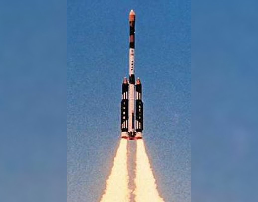 মে ২০, ১৯৯২: ভারতের জিওস্টেশনারি কমিউনিকেশন এবং আবহাওয়া সংক্রান্ত তথ্য দেওয়ার জন্য ইনস্যাট-২এ নামে এক স্যাটেলাইট পাঠায় ইসরো। অগমেন্টেড স্যাটেলাইট লঞ্চ ভেহিকল এই স্যাটেলাইট নিয়ে পাড়ি দিয়েছিল পৃথিবীর কক্ষপথে। সফল হয় ইনস্যাট-২এ উত্‌ক্ষেপন।