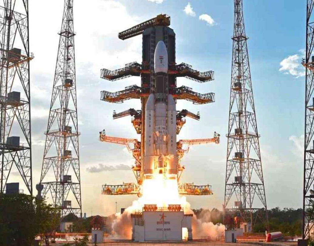 জুলাই ২২, ২০১৯: জিএসএলভি মার্ক-৩ এর সঙ্গে চন্দ্রযান ২-কে উৎক্ষেপণ করে ইসরো। এটাই ছিল ভারতের চাঁদের দক্ষিণ মেরুতে প্রথম অভিযান। রাশিয়া, আমেরিকা, চিনের পর ভারতই চতুর্থ দেশ যে চাঁদের দক্ষিণ মেরুতে সফট ল্যান্ডিংয়ের পরিকল্পনা করেছিল। সফল ভাবে চাঁদের কক্ষপথে পৌঁছে গেলেও ল্যান্ডার বিক্রমের সঙ্গে অরবিটারের যোগাযোগ বিচ্ছিন্ন হয়ে যায় অবতরণের সময়।