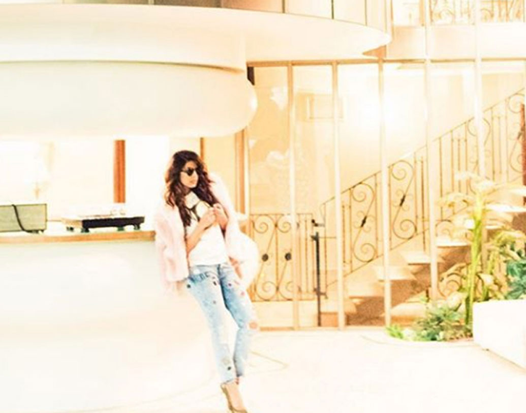 বলিউডের থেকে আজকাল হলিউডেই বেশি দেখা যায় প্রিয়ঙ্কা চোপড়াকে। তবে আমেরিকায় নয়, দেশি গার্লের ছুটি কাটানোর জায়গা রয়েছে কানাডার মন্ট্রিয়লে। ছোটখাটো অ্যাপার্টমেন্ট নয়, রয়েছে আনুমানিক ৬ কোটি টাকার বিশালাকায় ম্যানসন। আর সেখানকার সুইমিং পুলের যা সাইজ, তাতে একটা ব়ড়সড় পুল পার্টিও করা যায়।