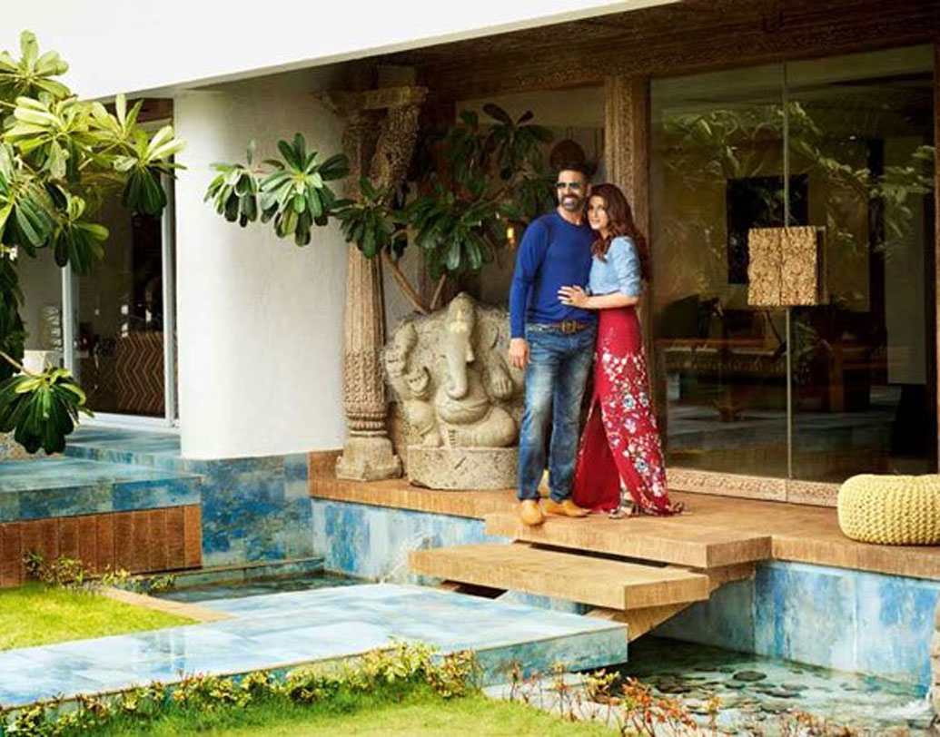 প্রিয়ঙ্কা চোপড়ার মতোই কানাডায় সম্পত্তি রয়েছে অক্ষয় কুমারের। টরন্টোতে একটা গোটা পাহাড়ই কিনে ফেলেছেন অক্ষয়-টুইঙ্কল। সেই সঙ্গে বেশ কয়েকটি বাংলো আর অ্যাপার্টমেন্টও রয়েছে তাঁদের কেনাকাটার তালিকায়। এ ছাড়া মরিশাসের সমুদ্রতটেও একটা বাংলো রয়েছে অক্ষয় কুমারের।