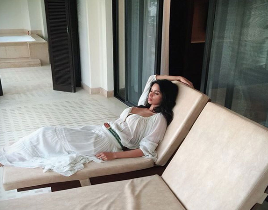 বলিউডে কাজ করলেও হলি‌উডে মাঝে মাঝেই পাড়ি দেন মল্লিকা শেরাবত। সেখানেই ক’দিন কাটিয়েও আসেন তিনি। আর বোধহয় সে কারণেই লস অ্যাঞ্জেলেসে এক বিলাসবহুল বাড়িই কিনে ফেলেছেন মল্লিকা।