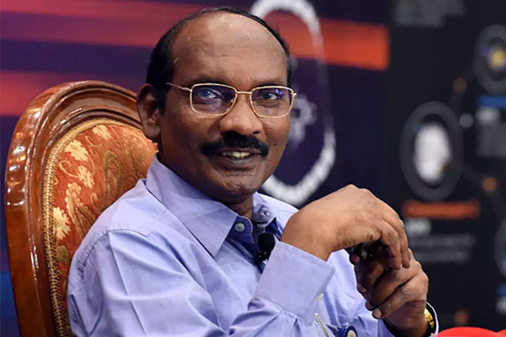 সংসারের খরচ কমাতে ছাত্রাবস্থার বেশির ভাগটাই ধুতি পরে কাটিয়ে দিয়েছেন। কিন্তু এই দারিদ্র লক্ষ্য থেকে সরাতে পারেনি তাঁকে। যা পাননি তা নিয়ে শোক না করে যা পেয়েছেন সেগুলো নিয়েই এগিয়ে গিয়েছেন তিনি। মিলেছে সাফল্য।