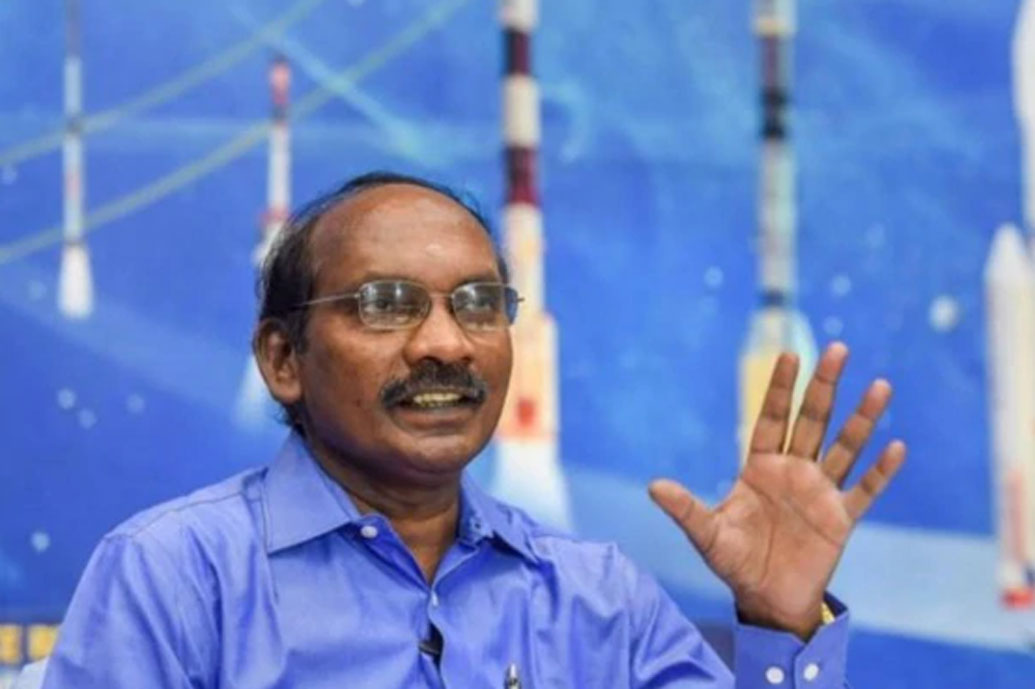 চাষি পরিবার থেকে ইসরোর চেয়ারম্যান হওয়ার জার্নিটা ভীষণ কঠিন ছিল তাঁর কাছে। বারবার বাধা এসেছে। সে বাধা মনের জোরে পার করেছেন তিনি।