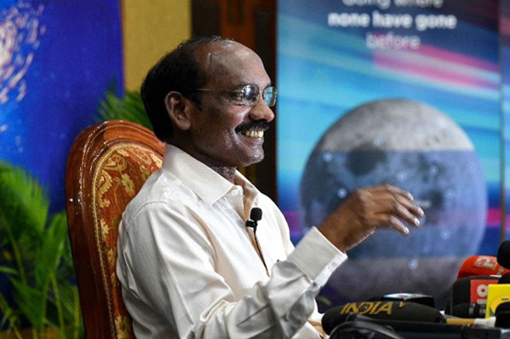 তামিলনাড়ুর কন্যাকুমারীর একটি সরকারি স্কুলে পড়াশোনা করেছেন ইসরোর বর্তমান চেয়ারম্যান। ছোট থেকে পড়াশোনার প্রতি ভীষণ আগ্রহ ছিল। কিন্তু পরিবারে পড়াশোনার চল সে ভাবে ছিল না। পরিবারে তিনিই প্রথম স্নাতক। ১৯৮০ সালে মাদ্রাজ ইনস্টিটিউট অব টেকনোলজি থেকে স্নাতক হয়েছিলেন।