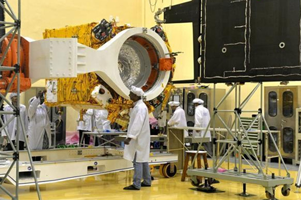 বাধ্য হয়ে অঙ্ক নিয়েই পড়ে স্নাতক হন তিনি। কিন্তু ছেলের ইঞ্জিনিয়ারিং পড়ার ইচ্ছা কতটা তীব্র, তত দিনে তা বুঝে গিয়েছিলেন তাঁর বাবা। স্নাতক হওয়ার পর ছেলেকে নিজেই জমি বিক্রি করে ইঞ্জিনিয়ারিং পড়িয়েছিলেন। বাবা তাঁকে বলেছিলেন, ‘তুমি যা করতে চেয়েছিলে একদিন সেটা আমি তোমাকে করতে দিইনি। কিন্তু আমি আর তোমাকে বাধা দেব না। জমি বেচে তোমার ইঞ্জিনিয়ারিং কোর্সের খরচ জোগাব।’