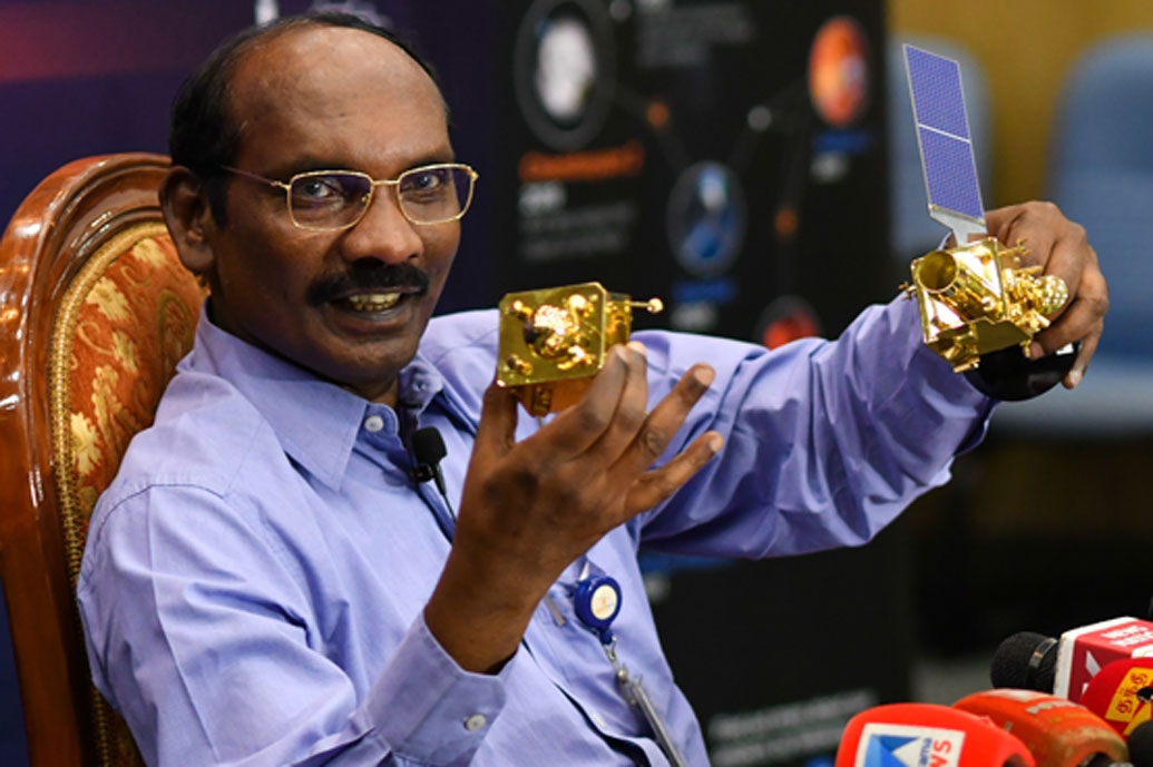 এরপর কলেজে ভর্তি হওয়া নিয়েও বাধার মুখে পড়েন তিনি। স্কুল পাশের পরে কোন কলেজে ভর্তি হবে তা নিয়ে প্রতিটা পরিবারেই খুব ভাবনাচিন্তা চলে। কোন কলেজের রেজাল্ট কেমন, পড়াশোনা কেমন হয় এ সব খোঁজ নিয়েই তবে একজন পড়ুয়া কলেজ বেছে নেন। শিবনের ক্ষেত্রে বিষয়টা একটু অন্য ছিল।