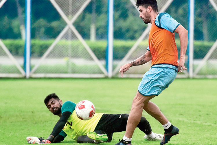 ভরসা: জর্জ ম্যাচের প্রস্তুতিতে চামোরো এবং শিল্টন। ছবি: সুদীপ্ত ভৌমিক