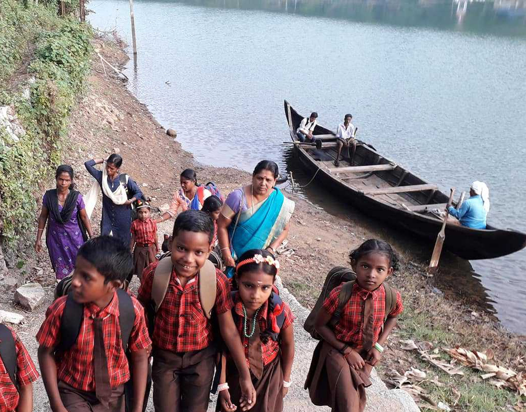 তিরুঅনন্তপুরম জেলার অমবুরি গ্রামের বাসিন্দা এই শিক্ষিকা প্রতি সকালে সাড়ে ৭টা নাগাদ বাড়ি থেকে বার হন। স্কুটিতে পৌঁছন কুম্বিক্কল কাদাভু অবধি। এরপর নদীতে নৌকো বেয়ে তিনি পৌঁছন ‘অগস্ত্যবনম’ বনাঞ্চলের কাছে। (ছবি : সোশ্যাল মিডিয়া)