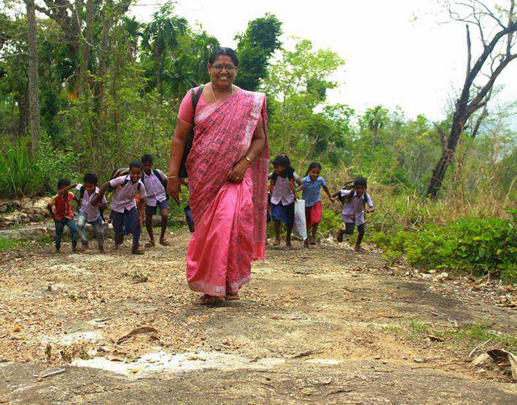 কুন্নাথুমালার ওই স্কুলে কান্নি উপজাতির পড়ুয়াদের জন্য ঊষাকুমারীই একমাত্র শিক্ষিকা। তিনিই তাঁদের যত্ন করে পড়ান গণিত, বিজ্ঞান ও ভাষা। (ছবি : সোশ্যাল মিডিয়া)