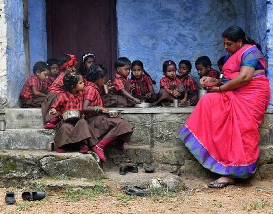 শুধু পড়ানোই নয়। নিজের হাতে পরিবেশন করেন মিড ডে মিল। বেতনের টাকা থেকে ব্যবস্থা করেন দুধ ও ডিমের। (ছবি : সোশ্যাল মিডিয়া)