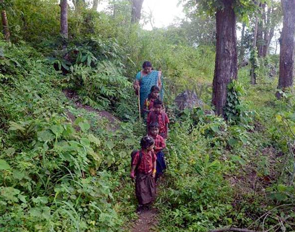 নিজের বেতন কোনও কারণে অনিয়মিত হলেও ছাত্র ছাত্রীদের মিড ডে মিল-এ দুধ ও ডিমের যোগান বন্ধ হতে দেননি তিনি। একান্তই তিনি না আসতে পারলে ব্যবস্থা করেছেন একজন কেয়ারটেকারের। ক্লাস না হলেও যাতে বন্ধ না হয় পড়ুয়াদের মিড ডে মিল।  (ছবি : সোশ্যাল মিডিয়া)