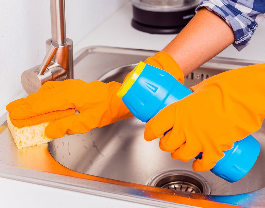 কেমন করে কাজ করে তাকানোবুর সংস্থা? জাপানে বসবাসকারীরা ‘ওশান রেন্টাল’-এর পরিষেবা গ্রহণ করতে ইচ্ছুক হলে ওই সংস্থা থেকে আপনার কাছে পৌঁছে যাবেন এক জন মধ্যবয়স্ক ব্যক্তি। যিনি আপনার কথা মন দিয়ে শুনবেন। আপনার ঘরের যাবতীয় কাজকর্ম করে দেবেন। এমনকি, আপনার সমস্যার সমাধানে পরামর্শও দেবেন। একেবারে আপনজনের মতো!