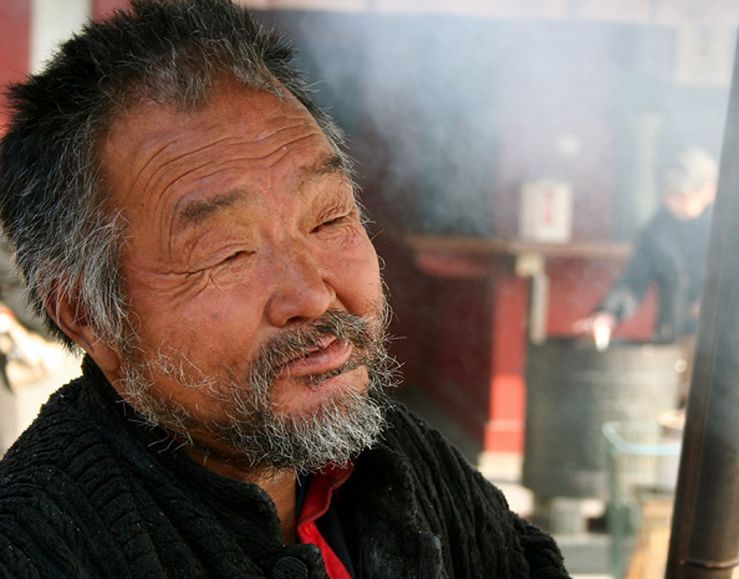 জাপানে মধ্যবয়স্ক মানুষজনদের নিয়ে অনেকেই ঠাট্টাতামাশা করেন। এ সময়েই তো মাথায় চুল পাতলা হতে শুরু করে। একটা নোয়াপাতি ভুঁড়িও দেখা দেয়। সেই সঙ্গে যাবতীয় অনিয়ম তো রয়েইছে। তার উপর যদি একাকী হন তো কথাই নেই! মনের কথা শোনানোর জন্য কাউকে পাশে মেলে না। এ ধরনের মধ্যবয়স্কদের জন্যই তাঁর পরিষেবা সংস্থা শুরু করেন তাকানোবু।