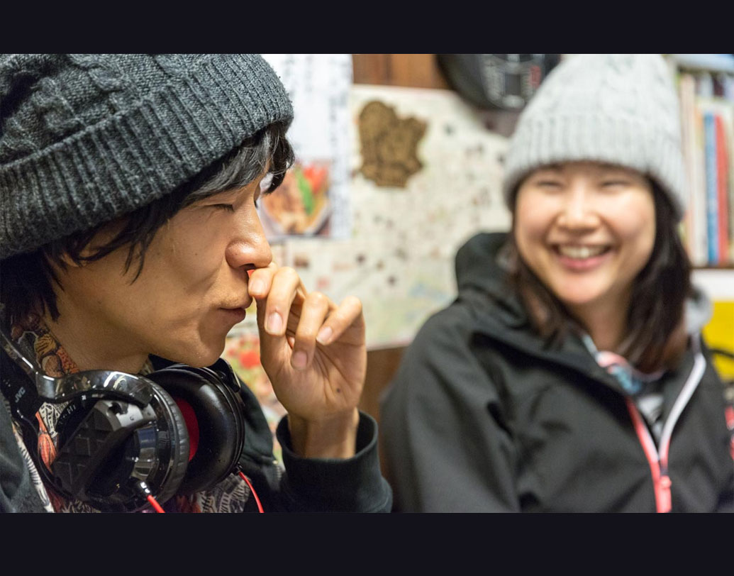 ‘ওশান রেন্টাল’-এর কর্মীরা একাকী মানুষজনের ঘরসংসারের কাজকর্ম করে বা পরামর্শ দিয়েই থেমে থাকেন না। তাঁদের পার্টি বা পানশালাতেও সঙ্গ দেন। এমনকি, প্রেমঘটিত বা অফিসের সমস্যার সমাধানও করেন। অথবা আপনার বাড়ির ফার্নিচার এক ঘর থেকে অন্যত্র সরাতেও এই সংস্থার পরিষেবা নিতে পারেন আপনি। এক কথায় যাকে বলে অল ইন ওয়ান!