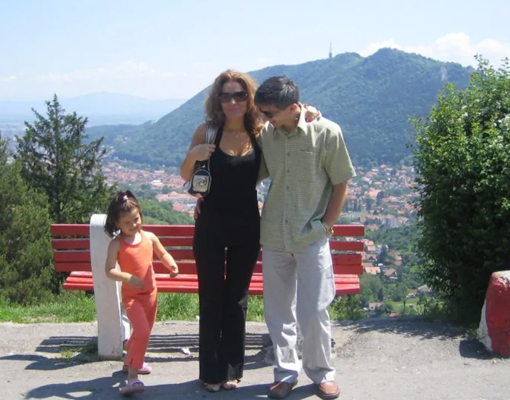 এর পরও দোলাচল আন্দ্রেস্কু পরিবারে। রোমানিয়া, না কানাডা, কোথায় থাকবেন, স্থির করে উঠতে পারছিলেন না। সাত বছরের মেয়েকে নিয়ে রোমানিয়া ফিরে এলেন মারিয়া। কানাডায় থেকে গেলেন নিকু, একা।