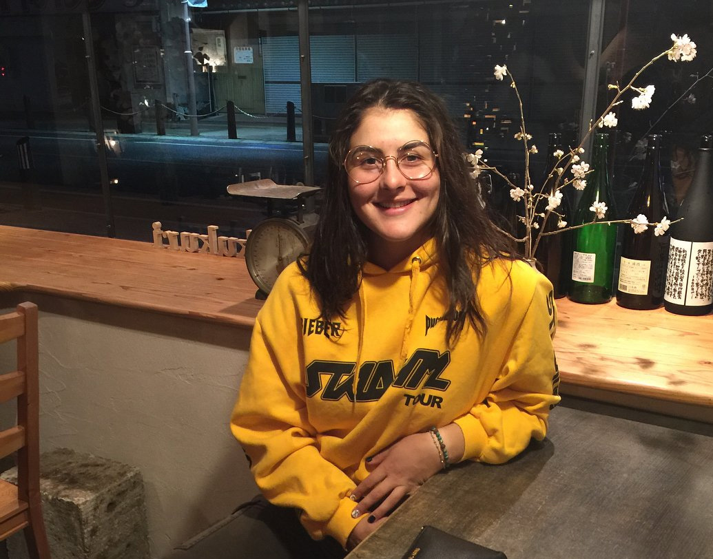 রোমানিয়া থেকে স্মৃতির সঙ্গে আর যা নিয়ে গেলেন বালিকা বিয়াঙ্কা, তা হল টেনিস খেলার নেশা। তখন তাঁর আদর্শ কিম ক্লিস্টার্স। পরবর্তী কালে তাঁর পছন্দের তারকার তালিকায় এসেছেন সিমোনা হালেপ এবং উইলিয়ামস বোনেরা। কিন্তু কিমের জায়গা কেউ নিতে পারেননি।