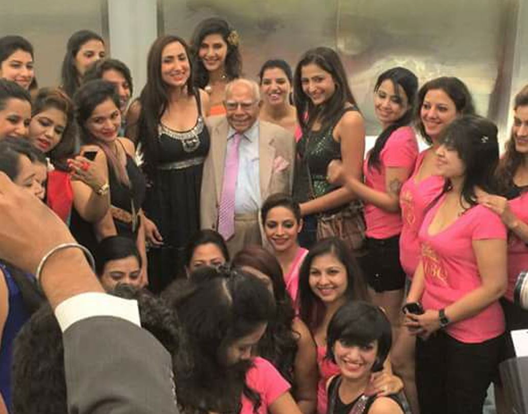 জন্ম ১৯২৩ সালের ১৪ সেপ্টেম্বর। সাবেক বম্বে প্রেসিডেন্সির সিন্ধ প্রদেশে। বাবা বুলচন্দ গুরমুখদাস জেঠমলানী এব‌ং মায়ের নাম পার্বতী বুলচন্দ। জেঠমলানী পড়তেন করাচির এস সি সহানি আইন কলেজে। তখন সিন্ধ প্রদেশে বিশ্ববিদ্যালয় না থাকায় এই কলেজ ছিল বম্বে বিশ্ববিদ্যালয়ের অধীনে। বাবার মতের বিপরীতে গিয়েই আইন পড়া তাঁর।