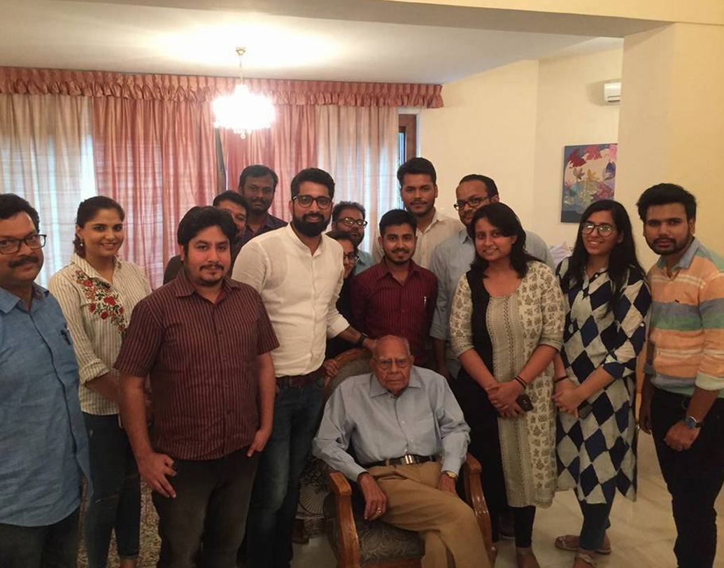 ১৮ বছর বয়সে আত্মপ্রকাশ পেশাদার আইনজীবী হিসেবে। ওই বয়সেই প্রথম বিয়ে। সনাতন ভারতীয় রীতিতে বিয়ে করেছিলেন পরিবারের পছন্দের পাত্রী দুর্গাকে। প্রথম বিয়ের ছ’বছর পরে, ১৯৪৭ সালে দেশভাগের ঠিক আগে দ্বিতীয় বিয়ে। এ বার পাত্রী নিজের পছন্দের। ঘর বাঁধলেন আইনজীবী রত্না সহানির সঙ্গে।