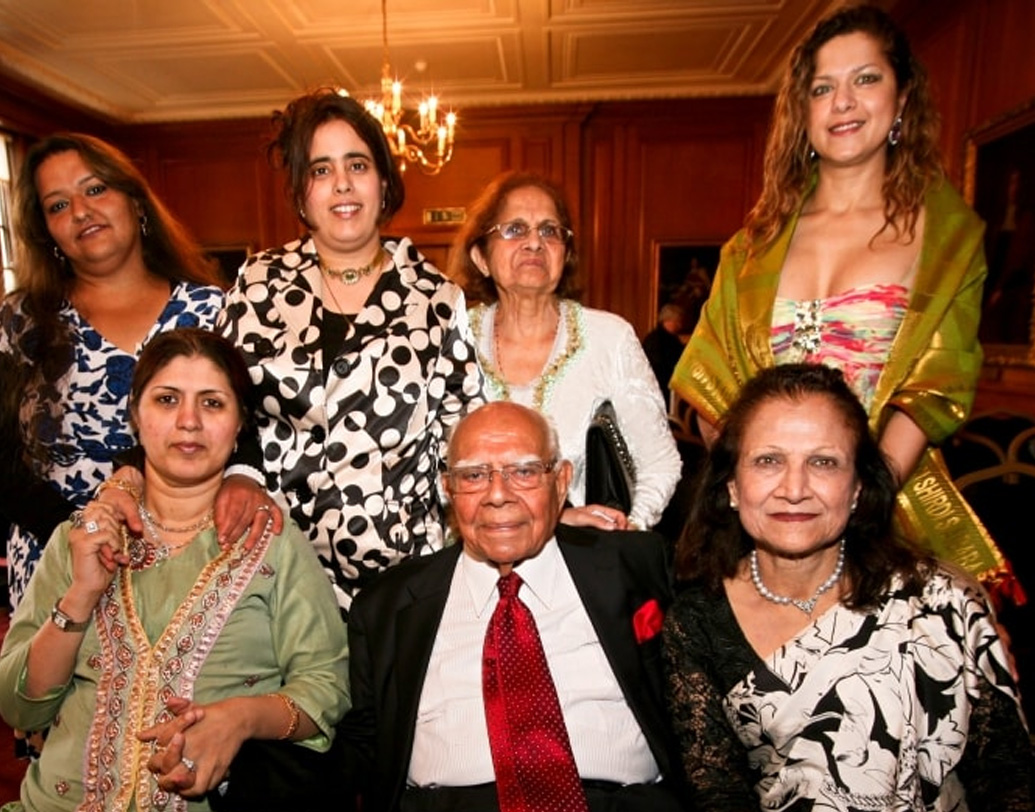 শেষ দিন অবধি দুই স্ত্রীকে নিয়েই অটুট ছিল সংসার। দুই পক্ষের স্ত্রীদের থেকে মোট চার সন্তান তাঁর। প্রথম স্ত্রী দুর্গার তিন জন সন্তান। রানি, শোভা এবং মহেশ। দ্বিতীয় স্ত্রী রত্নার একমাত্র ছেলে, জনক।