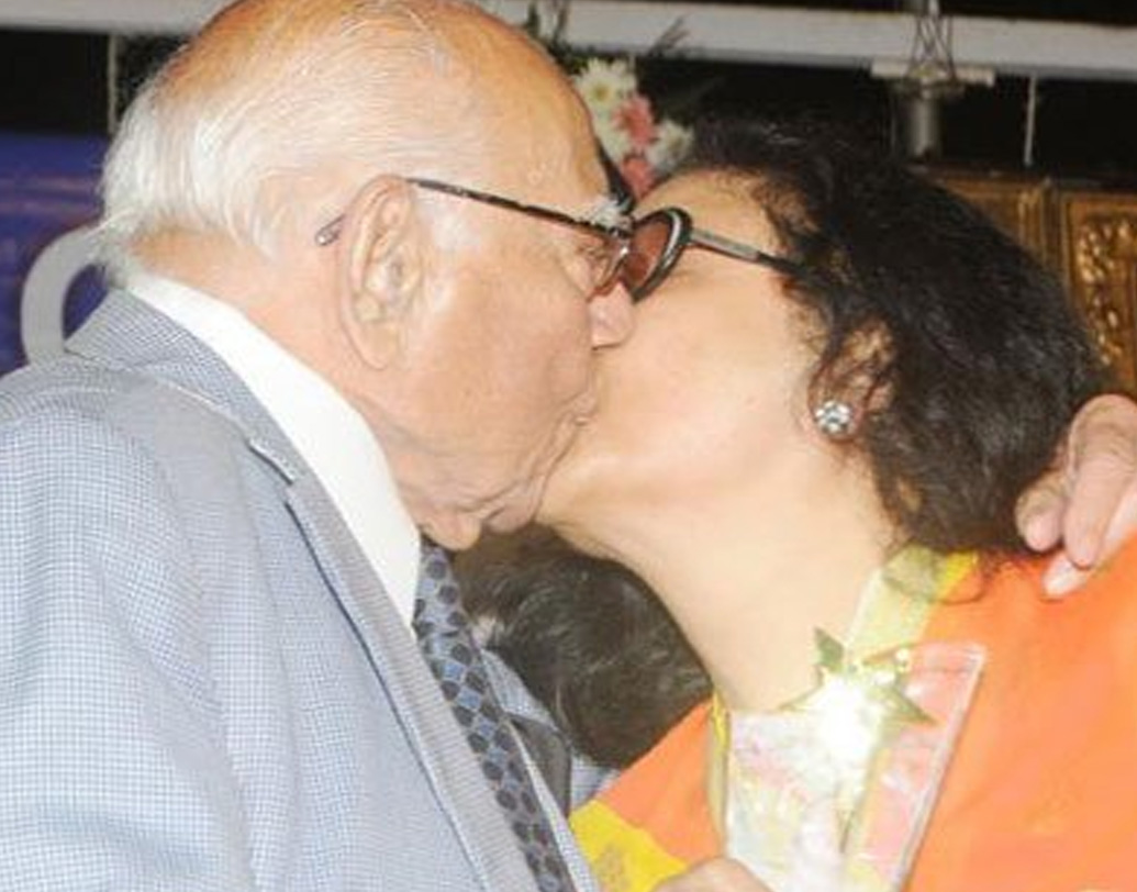 আইনচর্চা করলেও জেঠমলানীর জীবন ছিল বর্ণময়। ২০১৫ সালে শোরগোল ফেলেছিল কিশোর কুমারের স্ত্রী লীনা চন্দ্রভরকরকে চুম্বনরত অবস্থায় তাঁর ছবি।