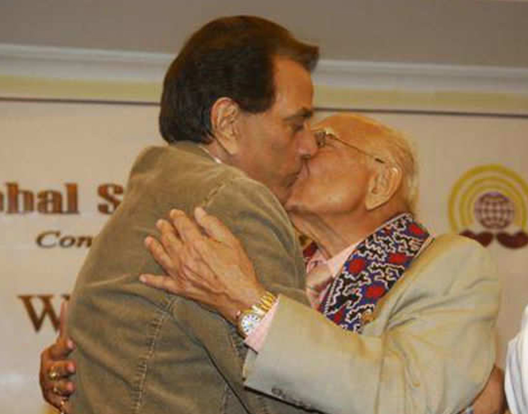 তারও আগে অভিনেতা ধর্মেন্দ্রকে চুম্বনরত অবস্থায় জেঠমলানীর ছবি ছিল বিতর্কের কেন্দ্রে।