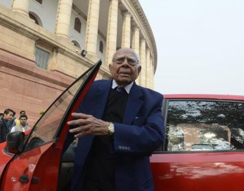 দেশভাগের আগেই সিন্ধ প্রদেশে মামলা লড়েছিলেন তিনি। করাচিতে শুরু করেছিলেন ল’ ফার্ম। কিন্তু উত্তপ্ত পরিস্থিতির জন্য করাচি ছাড়তে বাধ্য হন। পকেটে মাত্র এক পয়সা নিয়ে চলে এসেছিলেন ওয়াঘার এ পারে। তৎকালীন বম্বে শহরে শুরু করেছিলেন একেবারে শূন্য থেকে। পরবর্তী জীবনে হয়েছিলেন সুপ্রিম কোর্টের সর্বোচ্চ পারিশ্রমিকপ্রাপ্ত আইনজীবী।