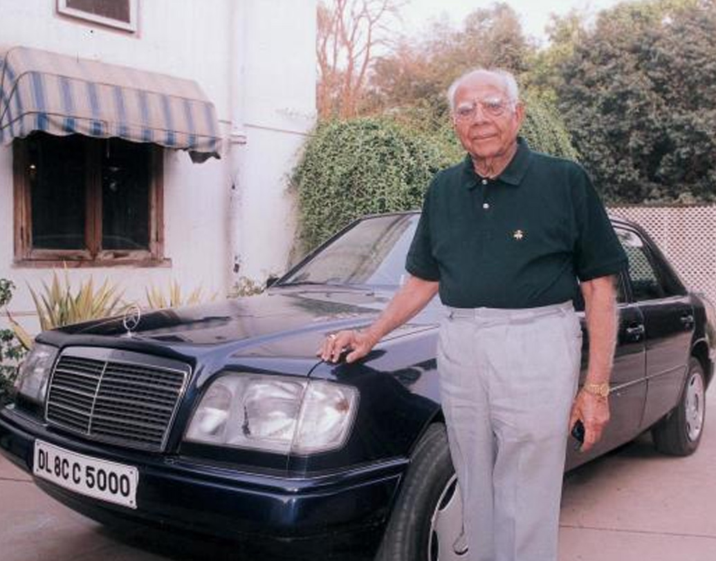 এক দশক পরে তিনি খবরের শিরোনামে আসেন নানাবতী মামলায়। ছয়ের দশকের শেষে চোরাচালান সংক্রান্ত মামলায় অভিযুক্তদের হয়ে মামলা লড়ায় তাঁর নাম হয়েছিল ‘স্মাগলার্স ল’ ইয়ার’।