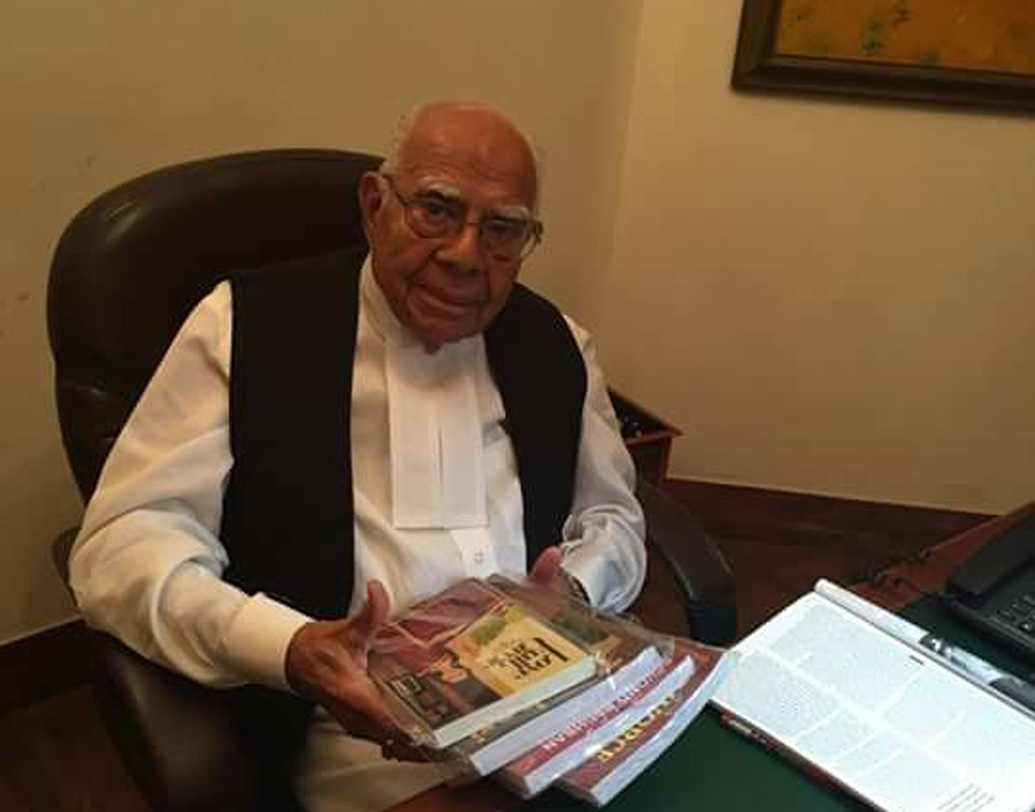 ১৯৭৫-’৭৭ সালে তিনি ছিলেন বার অ্যাসোসিয়েশনের চেয়ারম্যান। ইন্দিরা গাঁধীর সমালোচনা করায় তাঁর বিরুদ্ধে গ্রেফতারি পরোয়ানা জারি হয়। পরে দেশ জুড়ে এর বিরুদ্ধে আইনজীবী মহলে প্রতিবাদের ঝড় ওঠায় তা নাকচ হয়ে যায়। এই বিতর্কের মধ্যেই জেঠমলানী কানাডা চলে যান। দেশে ফেরেন দশ মাস পরে, জরুরি অবস্থা উঠে যাওয়ার পরে।