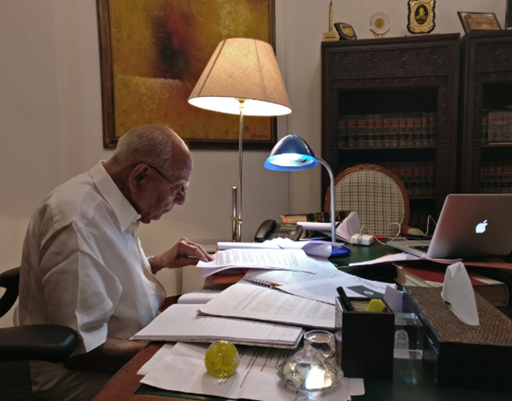 ২০০৪ সালে নির্দল প্রর্থী হিসেবে লখনউ থেকে প্রতিদ্বন্দ্বিতা করেন অটলবিহারী বাজপেয়ীর বিরুদ্ধে। কিন্তু পরাজিত হন। আবার ২০১০ সালে বিজেপি-র টিকিটে রাজস্থান থেকে রাজ্যসভার সদস্য হন। দলবিরোধী মন্তব্যের জেরে তিনি বিজেপি থেকে বহিষ্কৃত হন ২০১২ সালে।