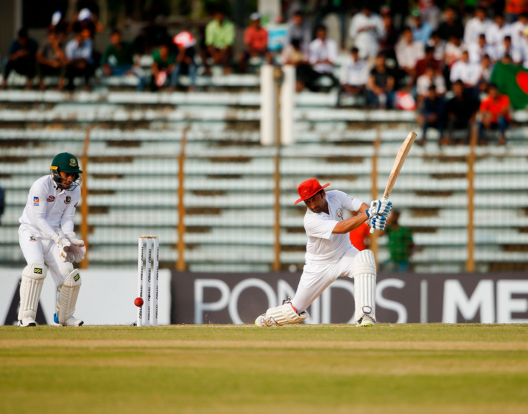 টেস্টের প্রথম দিনেই চমক। টসের পর টিম লিস্ট দেখে চমকে উঠল ক্রিকেট মহল। দু’টি দল মিলিয়ে এক জন পেসার! তিনি আফগান মিডিয়াম পেসার ইয়ামিন আহমাদজাই।