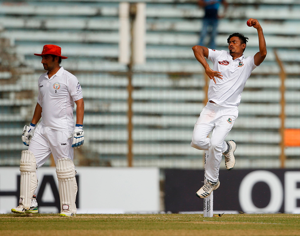 এই দল ঘোষণাই বুঝিয়ে দিচ্ছিল প্রথম দিন থেকেই বল ঘুরবে পিচে। হলও তাই। বাংলাদেশের হয়ে নতুন বল হাতে তুলে নেন বাঁহাতি স্পিনার তাইজুল ইসলাম। একে একে শাকিব আল হাসান, মেহেদি হাসানরা বল করতে এলেন সাফল্য পেলেন। কিন্তু ড্রেসিংরুমে বসে তখন মুচকি হাসছেন আফগান অধিনায়ক।