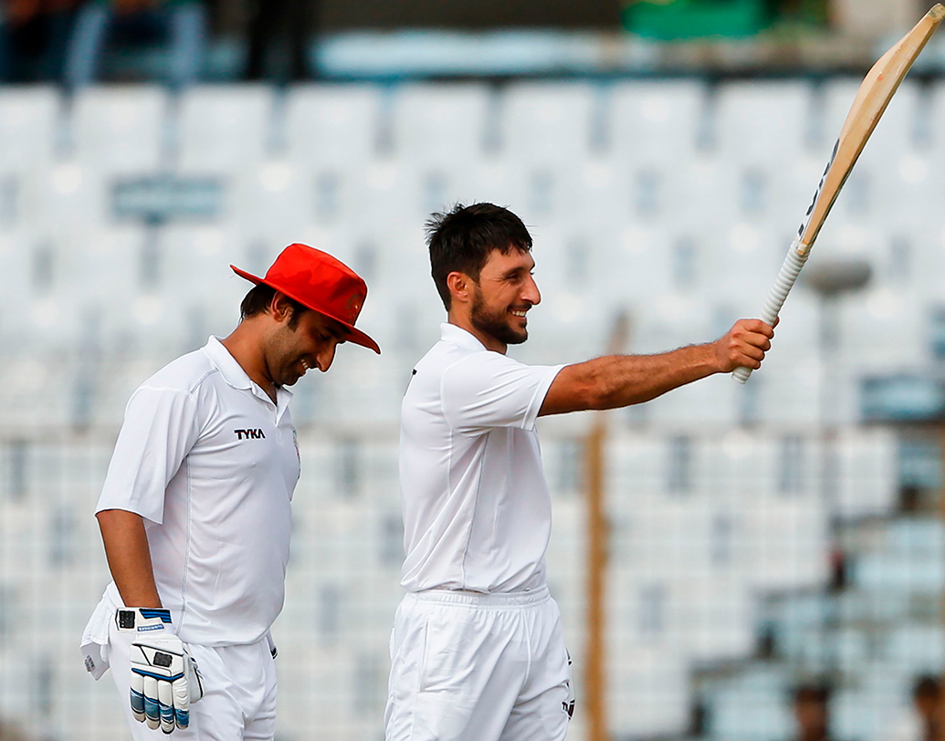 ব্যাট হাতে বাংলাদেশের কালঘাম ছুটিয়ে দেন রহমত শাহ। জীবনের প্রথম টেস্ট শতরান পেয়ে যান তিনি। নাম লেখান ইতিহাসেও। আফগানিস্তানের হয়ে প্রথম টেস্ট সেঞ্চুরির মালিক হলেন তিনি। তাঁর সঙ্গ দেন আসগার আফগান। ৯২ রানের এক দুর্দান্ত ইনিংস খেলেন তিনি।দ্বিতীয় ইনিংসেও করেন ৫০ রান।