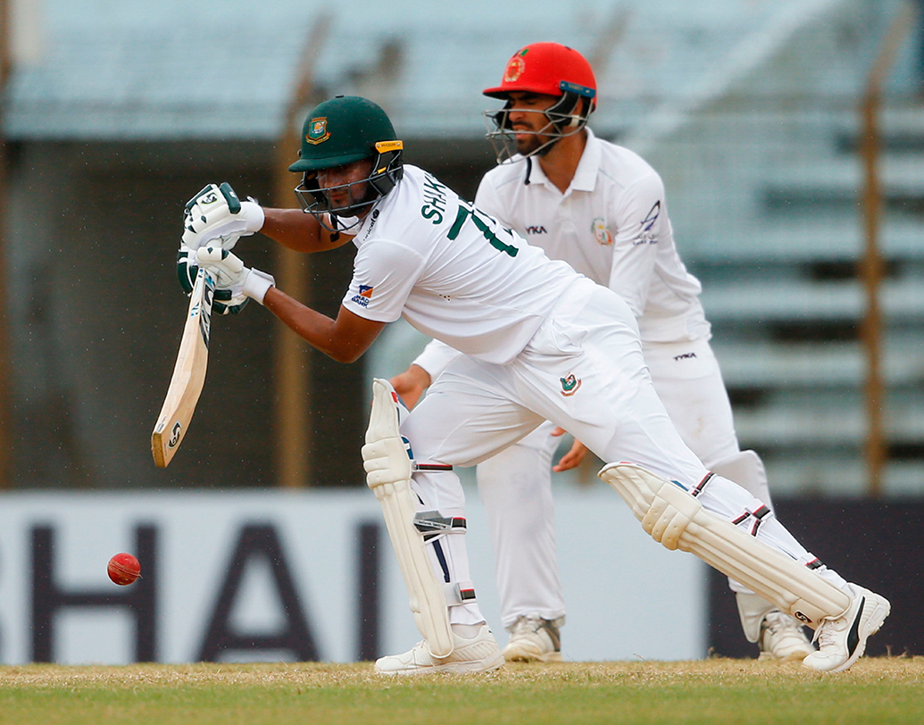 চতুর্থ দিনের খেলায় আবার রাশিদের স্পিনের জাদুতে পথ হারিয়ে ফিরতে শুরু করেন বাংলাদেশি ব্যাটসম্যানরা। ছয় উইকেট হারিয়ে চাপে পড়ে যায় তারা। একা প্রতিরোধ গড়েন শাকিব।