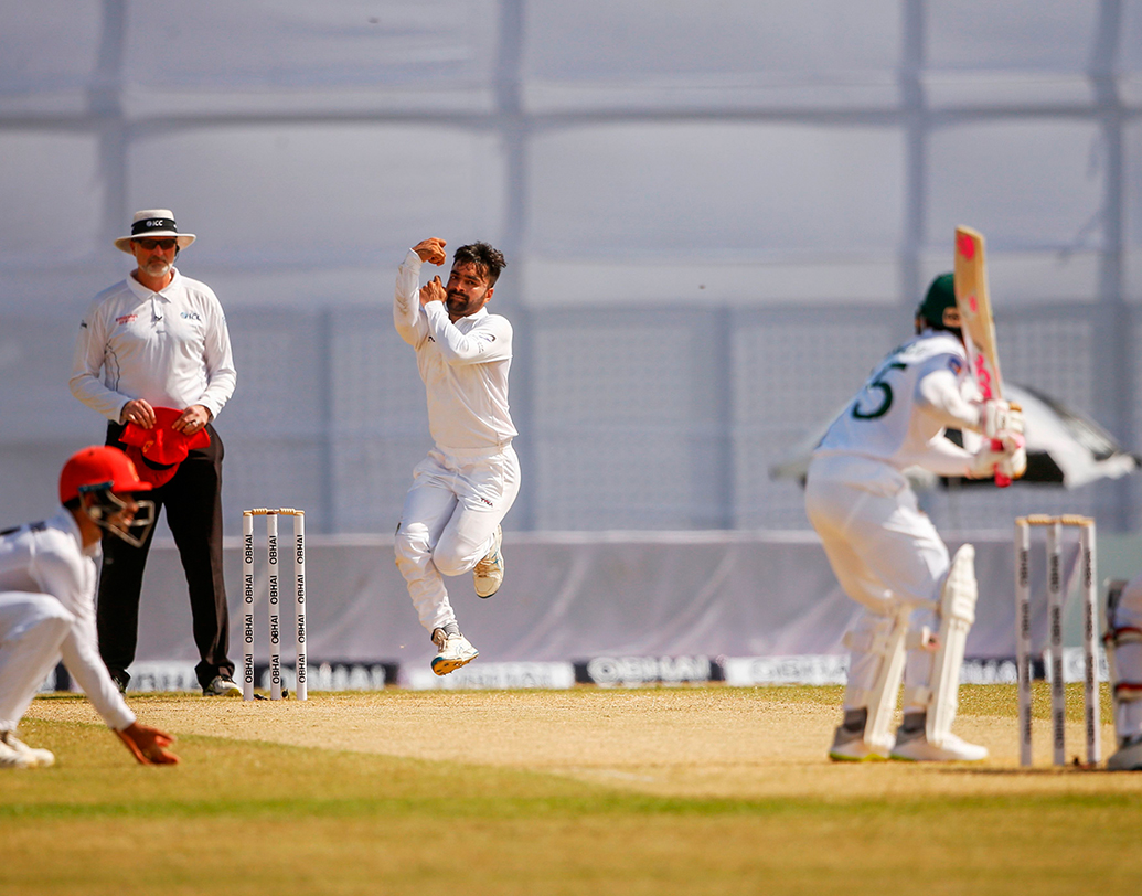 হার যখন প্রায় নিশ্চিত, তখনই তাদের রক্ষাকর্তা হয়ে এসেছিল বৃষ্টি। কিন্তু শেষ রক্ষা হয়নি। রশিদের ভেল্কিতে মাত্র ১৮ ওভারেই গুটিয়ে যায় বাংলাদেশ।