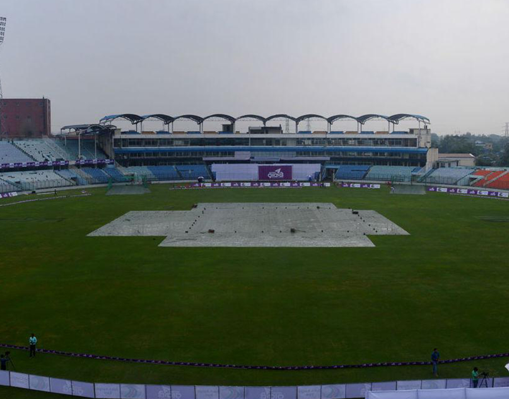 হারের মুখে দাঁড়িয়ে থাকা বাংলাদেশ স্বস্তির নিঃশ্বাস ফেলছিল বরুণ দেবের আশীর্বাদে। তবে তা বেশিক্ষণ স্থায়ী হল না। খেলা শুরু হতেই ফিরলেন শাকিব। বাকি তিন ব্যাটসম্যানকে ফেরান রশিদ। প্রথম টেস্ট জয়ের ম্যাচের সেরাও তিনি।