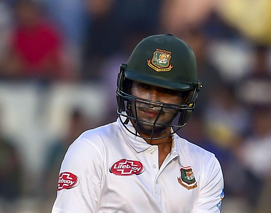 ঘূর্ণি পিচ তৈরি করে তাতেই হুমড়ি খেয়ে পড়েন শাকিবরা। নিজেদের কবর যেন নিজেরাই খুঁড়ে রেখেছিলেন তাঁরা। এখন দেখার এই ভুল থেকে শিক্ষা নিয়ে ঘুরে দাঁড়াতে পারে কিনা বাংলাদেশ।