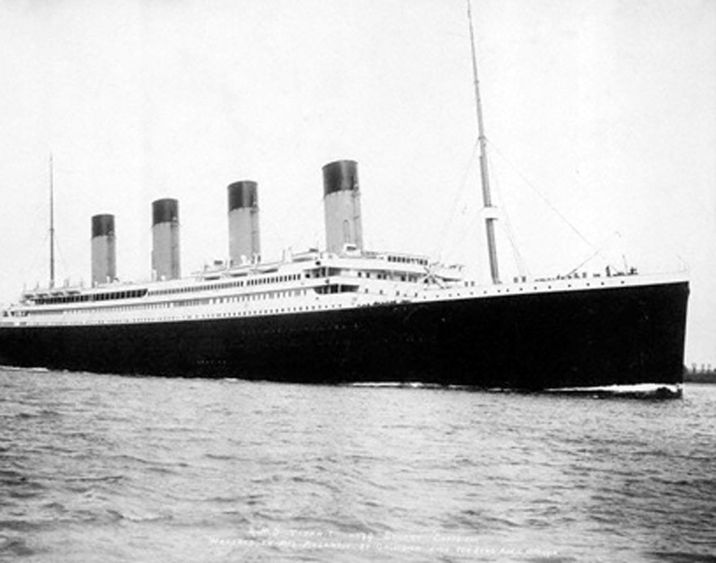 ১৯০৯ সালে ১৩ মার্চ মুম্বইয়ে গোঁড়া রক্ষণশীল ব্যবসায়ী পরিবারে তাঁর জন্ম। ছোট থেকে কোনও কিছুরই অভাব ছিল না তাঁর। বাধা ছিল শুধু স্বাধীনতায়। পড়াশোনাও সে ভাবে শিখে উঠতে পারেননি তিনি। রক্ষণশীল বাবা মাত্র ১৩ বছর বয়সে এসসিইন্ডিয়া স্টিম নেভিগেশন কোম্পানির মালিকের ছেলে শান্তিকুমার নরোত্তম মোরারজির সঙ্গে তাঁর বিয়ে দিয়ে দেন।