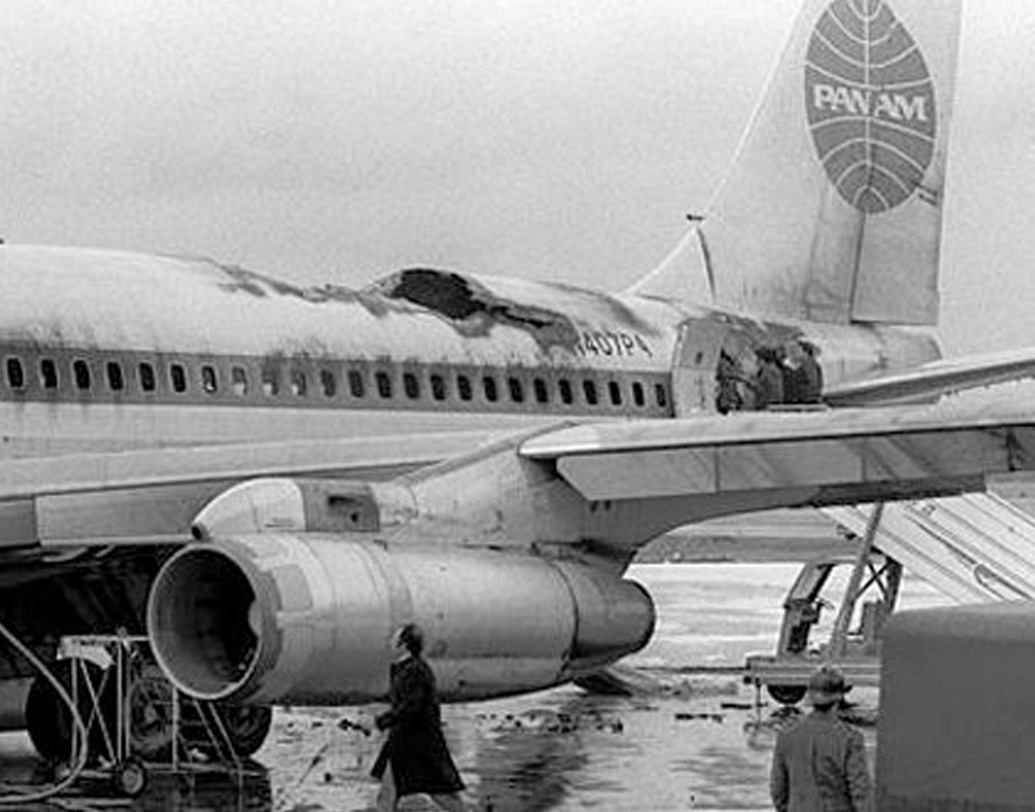 বিমানে ছিলেন ৩৯৪ জন পূর্ণবয়স্ক যাত্রী এবং ৯ জন শিশু। বিমান ছিনতাইকারীদের কবলে চলে গিয়েছে, এই খবর নীরজাই দেন ককপিটে। বিমান তখন টারম্যাকে দাঁড়িয়ে, ককপিট থেকে ওভারহেড হ্যাচে পালিয়ে যান পাইলট, কো পাইলট এবং ফ্লাইট ইঞ্জিনিয়ার।