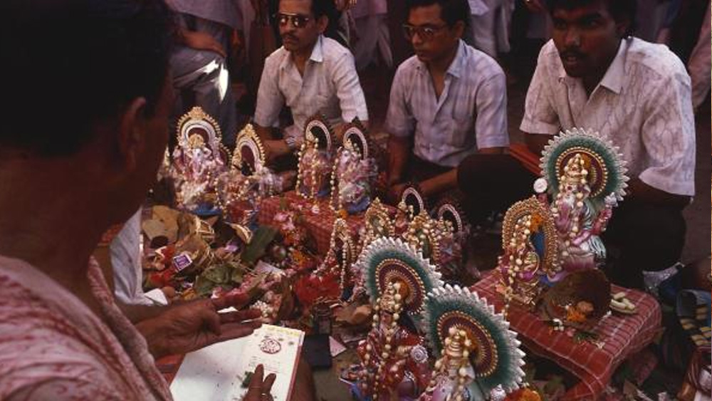 ১০ এপ্রিল গুড ফ্রাইডে। আবার তিন দিনের ব্রেক রয়েছে আপনার অপেক্ষায়। ওই মাসেই নববর্ষ আর অম্বেডকরের জন্মদিন পড়েছে একই মঙ্গলবারে, ১৪ তারিখ। মাঝে সোমবারের বাধা পার হতে পারলেই পাঁচ দিনের ছুটি আর কে আটকায়!