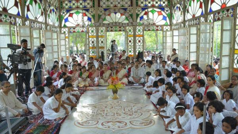 পরের মাসে মে দিবস পড়েছে শুক্রবার। আবার একফালি ছুটির অবকাশ। বুদ্ধ পূর্ণিমা ৭ মে বৃহস্পতিবার, পরদিন রবীন্দ্রজয়ন্তী। এরপর শনি-রবি। আবার চারদিনের লম্বা ছুটি। ২৫ মে সোমবার পড়ার কথা ঈদউলফিতর-এর। অর্থাৎ ফের তিনদিনের ছুটি।