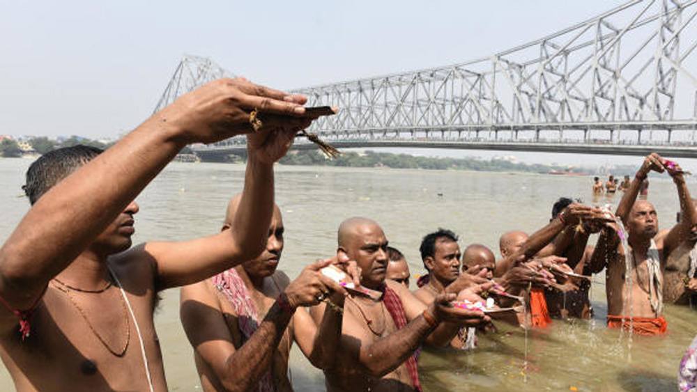 এ বার মহালয়া পড়েছে ১৭ সেপ্টেম্বর, বৃহস্পতিবার। মাঝে শুক্রবার ছুটি নিলেই পুজোর আগে চারদিনের অবসর।