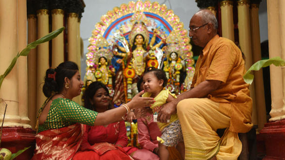 দুর্গাপুজো শুরু ২২ অক্টোবর, বৃহস্পতিবার। সে দিন ষষ্ঠী। এরপর ছুটি চলবে সপ্তমী, শুক্রবার থেকে বিজয়া দশমী, সোমবার অবধি। আবার কোজাগরী লক্ষ্মীপুজো পড়েছে শুক্রবার, ৩০ অক্টোবর। আবার তিনদিনের ছুটি হাজির ক্যালেন্ডারে। এ বার কালীপুজো পড়েছে শনিবার, ১৪ নভেম্বর।