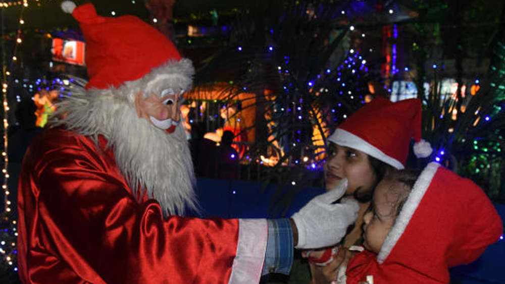 এ বছর বড়দিন পড়েছে শুক্রবারে। ফলে বছরের শেষেও থাকছে ছুটির ফাঁদে ধরা দেওয়ার অপেক্ষা।