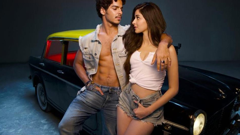 নতুন প্রজন্মের প্রেমের গল্প ‘খালি পিলি’-তে জুটি বেঁধেছেন ঈশান খট্টর এবং অনন্যা পাণ্ডে। ছবির মুক্তির দিন ২০ জুন।