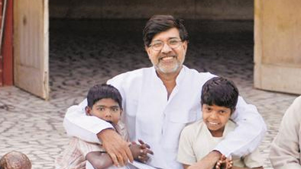 রাজস্থানের এক যাযাবর পরিবারে জন্ম অমরের। অমরই তাঁদের পরিবারের একমাত্র, যিনি স্কুলে গিয়ে পড়াশোনা শিখেছেন। তাঁদের পরিবারে শিশুদের কাজ করাই রীতি ছিল।