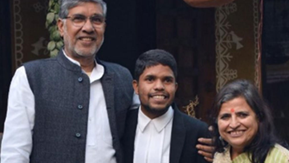 এ রকমই একদিন টেলিফোনের পোস্ট মেরামতি করার সময় তিনি চোখে পড়ে যান নোবেলজয়ী সমাজকর্মী কৈলাস সত্যার্থীর।