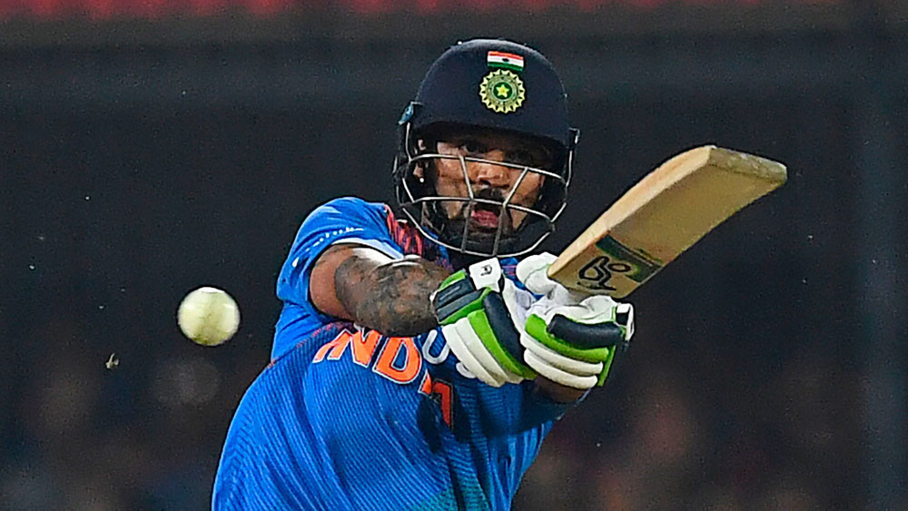 শিখর ধওয়ন— চোট সারিয়ে জাতীয় দলে ফিরেছেন শিখর ধওয়ন। দ্বিতীয় টি টোয়েন্টি ম্যাচে ধওয়ন সুযোগের সদ্ব্যবহার করতে পারেননি। লোকেশ রাহুল ফিরে যাওয়ার পরে বাঁ হাতি ওপেনার দলের ইনিংস টানতেই পারতেন। কিন্তু মাত্র ৩২ রানে ফিরে যেতে হয় ধওয়নকে। বিশেষজ্ঞরা বলছেন, নিজেকে প্রমাণ করার জন্য শ্রীলঙ্কা সিরিজ হাতে পাচ্ছেন ধওয়ন। লোকেশ রাহুল ইতিমধ্যেই নিজেকে দলে প্রতিষ্ঠা করে ফেলেছেন। রোহিত শর্মা ফিরলে তিনিই হবেন অটোমেটিক চয়েস। ধওয়নের সুযোগ কিন্তু কমছে। তৃতীয় টি টোয়েন্টিতে বাঁ হাতি ওপেনারের ব্যাট কি গর্জে উঠবে? সমালোচকদের জবাব কি দিতে পারবেন তিনি?